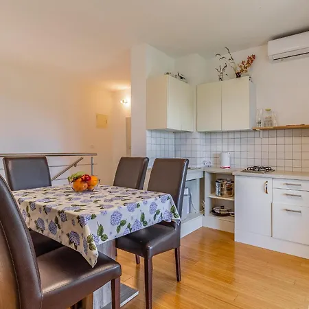 Apartment Stunning In With Wifi Premantura
